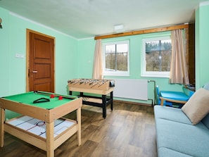 Meubles, Design Intérieur, Bois, Pièce, Sol, Sol, Éclairage, Plafond, Table De Billard, Salle De Récréation