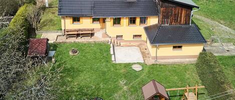 Maison, Toit, Chalet, Domicile, Zone Résidentielle, Zone Rurale, Jardin, Arrière-Cour, Ferme, Pelouse
