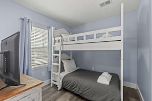 Bedroom 2: Twin bunk bed with mattresses protected by a waterproof and bed bug proof mattress protector. Equipped with a smart TV featuring Netflix, Prime Video, YouTube, etc...