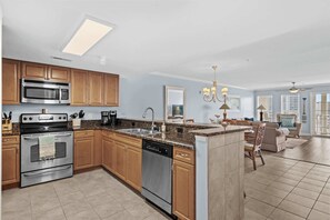 Full Kitchen/Dining Areas