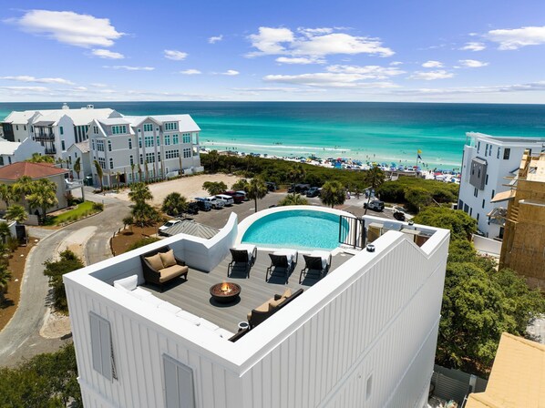 Stunning Rooftop Pool With Views of The Ocean!