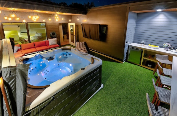 Outdoor spa tub