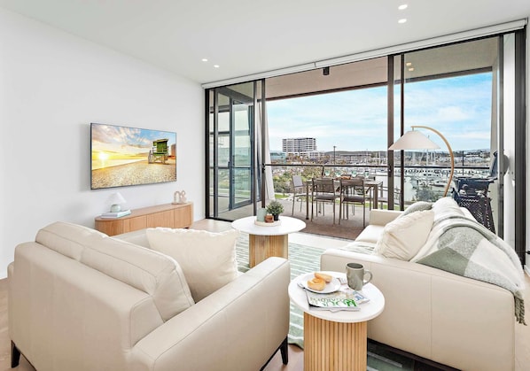 Smart TV, Views, Wi-Fi