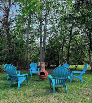 "Good vibes only 🔥🌲 Gather ‘round, relax, and let the stories flow — backyard bliss starts here!"