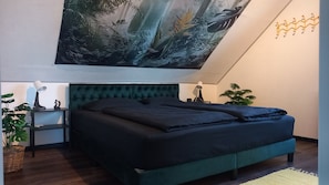 Schlafzimmer mit Nachttischlampen und Wecker
