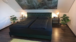 Schlafzimmer mit Doppelbett und inkl. Bettwäsche