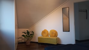 Kleiderschrank mit Sitzmöglichkeit
