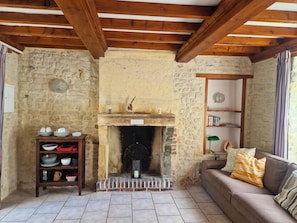Séjour avec cheminée décorative