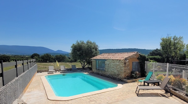 ESPACE PISCINE vue sur le LUBERON