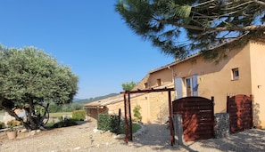 exterieur du gite avec partie privée terrasse