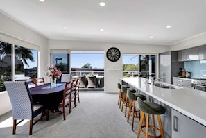 Dining & Kitchen