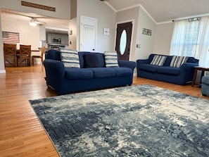 Plenty of seating in the living room for your family gatherings!