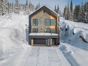 Exterior & Driveway - Winter