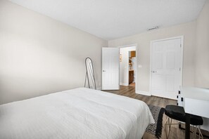 Elegant bedroom with Queen bed in Boca Raton