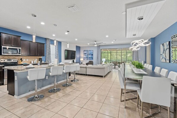 Very Spacious Open-concept Living