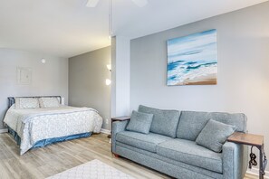 Studio | Full Sleeper Sofa | Free WiFi | Central A/C & Heat | Smart TV