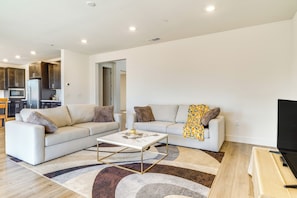 Living Room | Free WiFi | Central Heating & A/C | Smart TV | 1st Floor