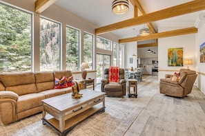 Living Room | Central A/C & Heat | Free WiFi | Fireplace