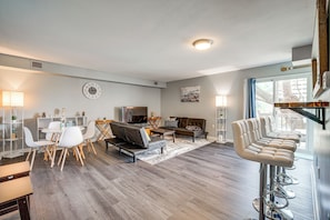 Living Room | Free WiFi | Smart TV | 2 Full Futons