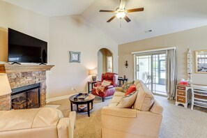 Living Room | Free WiFi | Central Heating & Air Conditioning | Smart TV