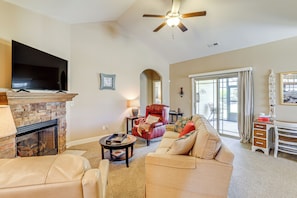Living Room | Free WiFi | Central Heating & Air Conditioning | Smart TV