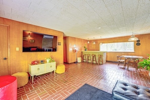 Game Room | Smart TV | Card Table | Fireplace | Dry Bar