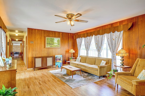 Monett Vacation Rental | 3BR | 2BA | 2 Steps to Enter | 1,700 Sq Ft