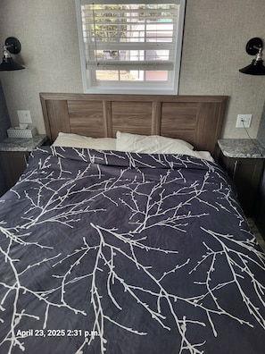 Premium queen bed, with windows