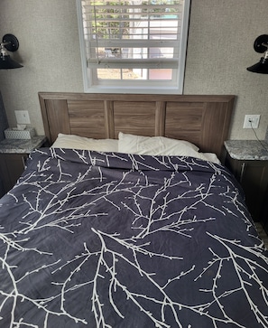Premium queen bed, with windows