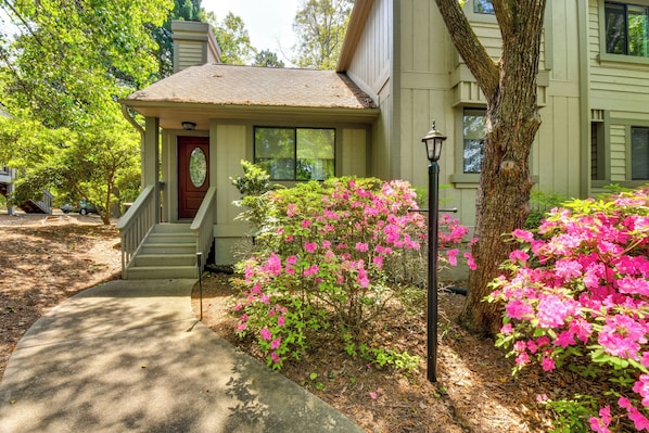 Salem Vacation Rental | 2BR | 2BA | 1,200 Sq Ft | 8 Steps Required