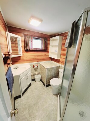 Buckeye Cabin Bathroom