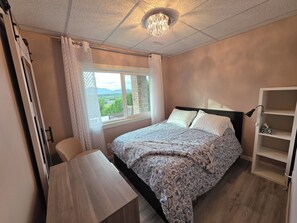 bedroom 1 with Queen size bed