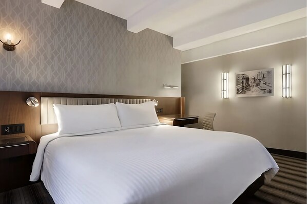 Bedroom with a comfortable King size bed ! Exact unit will be assigned upon arrival. Views, colors and decor may vary.