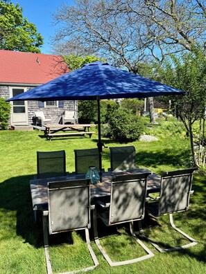 Relax, dining in the shade, enjoy BBQ grill.