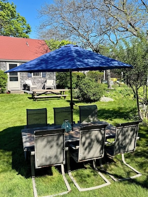 Relax, dining in the shade, enjoy BBQ grill.