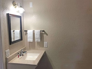 Full bathroom, with all the essentials provided!