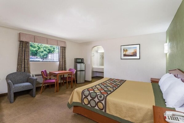 Unit w/ King size bed with living area