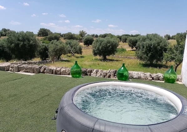 Outdoor spa tub