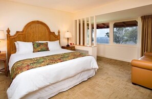 Elegant unit with a King size bed