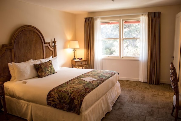 Elegant unit with a King size bed