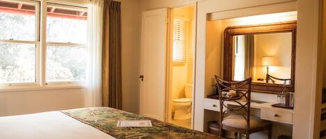 Elegant unit with a King size bed