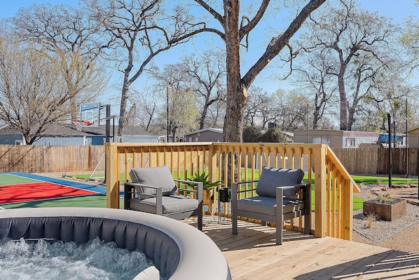 Outdoor spa tub