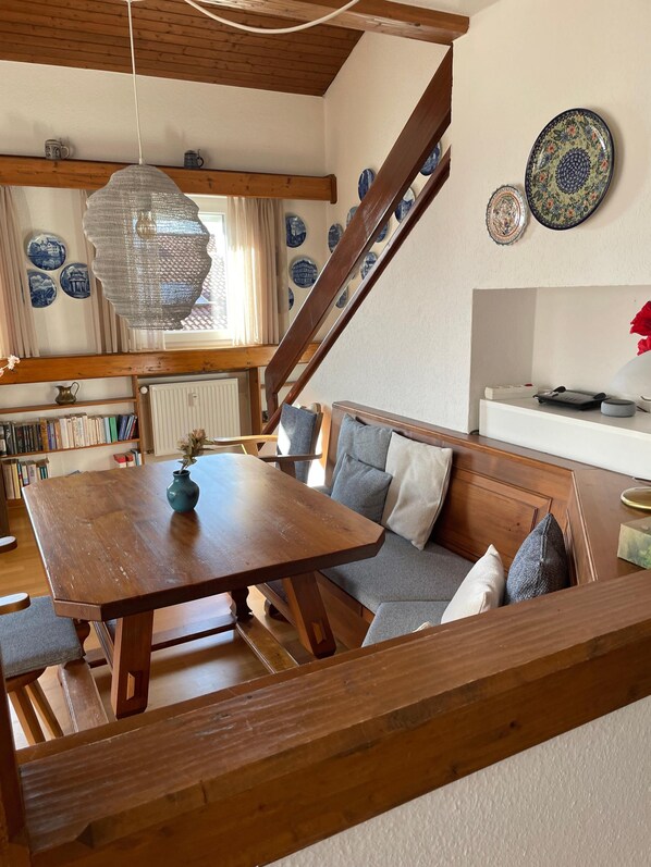 Ferienwohnung Marion - Maisonette, 78 qm, für 2 - 4 Pers., Balkon, Kabel/SAT-TV, Internetanschluss-Essecke