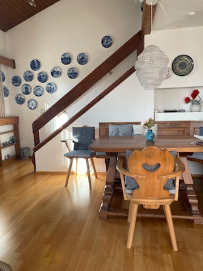 Ferienwohnung Marion - Maisonette, 78 qm, für 2 - 4 Pers., Balkon, Kabel/SAT-TV, Internetanschluss-Essecke mit Aufgang zum Schlafzimmer