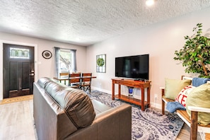 Living Room | Sleeper Sofa | Smart TV | Free WiFi | Central A/C & Heating