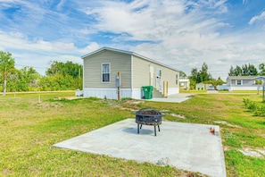 Spacious Yard | Wood-Burning Fire Pit (Wood Provided) | Gas Grill