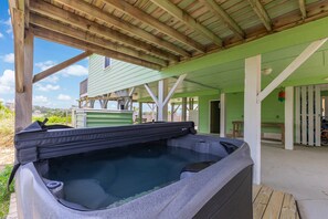 Enjoy the Brand New Hot Tub after a Fun day at the Beach