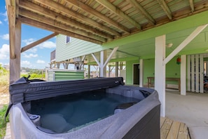Enjoy the Brand New Hot Tub after a Fun day at the Beach