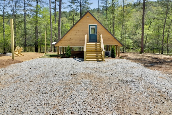 Heflin Vacation Rental | Studio | 1BA | 528 Sq Ft | Stairs Required