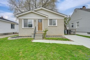 Front Exterior| All Bedrooms & Full Bathroom on 1st Floor | Private Back Yard